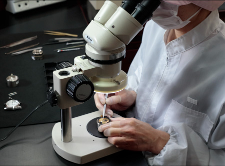 腕時計に命を吹き込む 専任の時計組立マイスター。