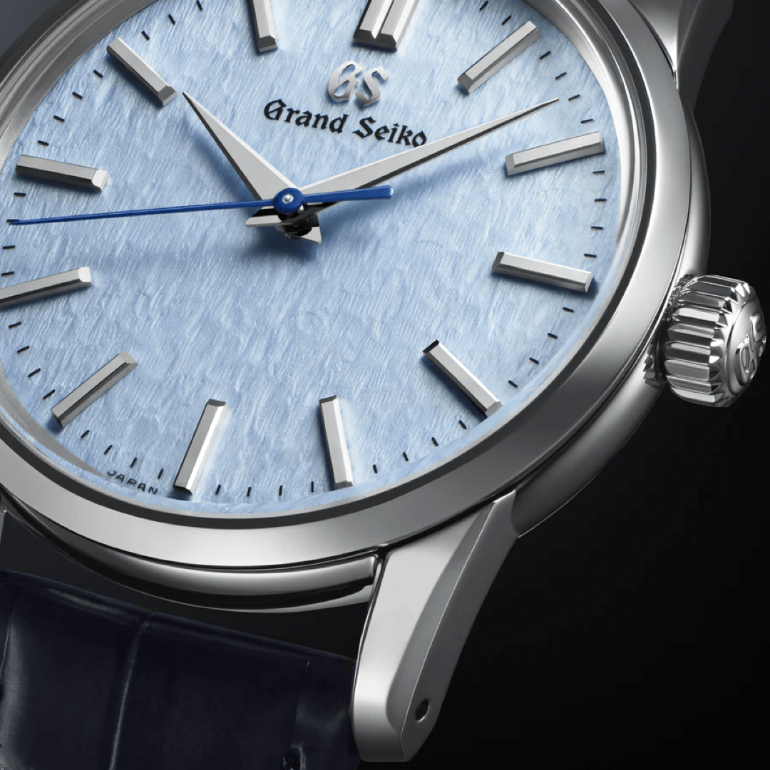 雪白ダイヤル独特の和紙のような繊細な質感を重視しつつ、初のカラーリングを施したモデル