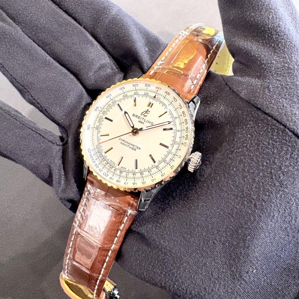 ブライトリング ナビタイマー U17329F41G1P1 ― シンプルさの中に宿る華やかさ