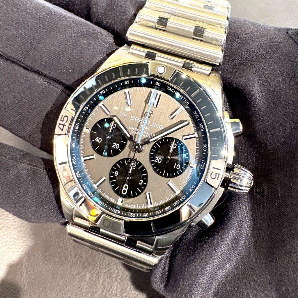 ブライトリング クロノマット B01 42 EB013410M1E1 ― グレーの文字盤、そして軽いという贅沢