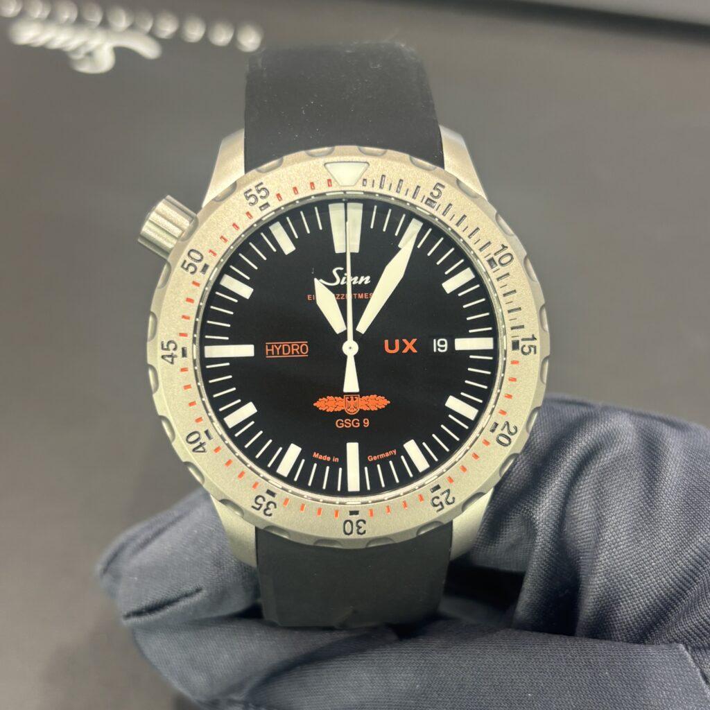 ドイツ連邦警察特殊部隊GSG 9の誇りを宿す、唯一無二のダイバーズウォッチ Sinn UX.GSG9