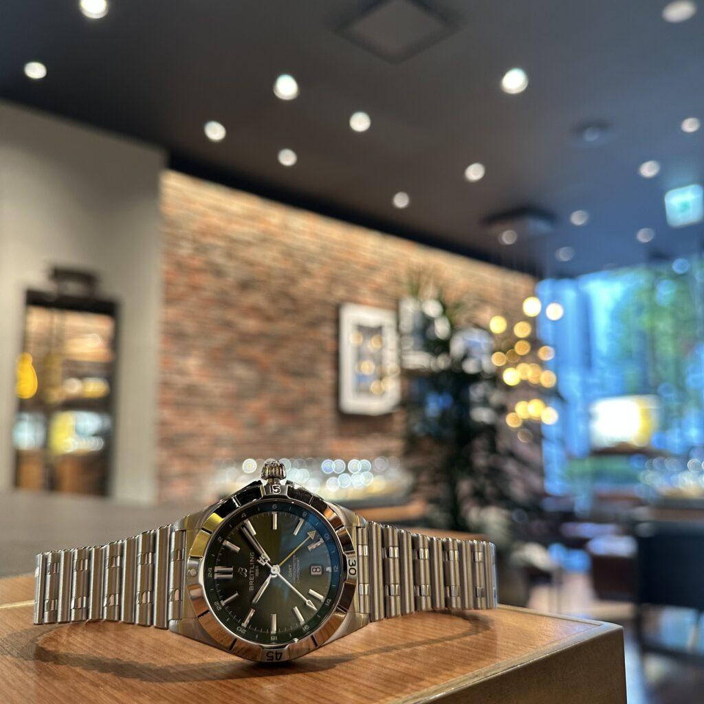 まるで宝石箱を覗くような文字盤 A32398A11L1A1