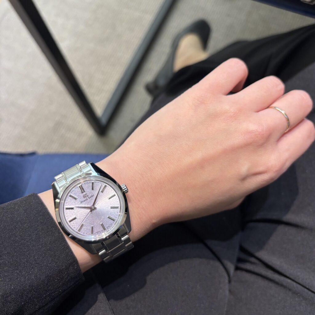 グランドセイコー SBGW323 女性着用イメージ