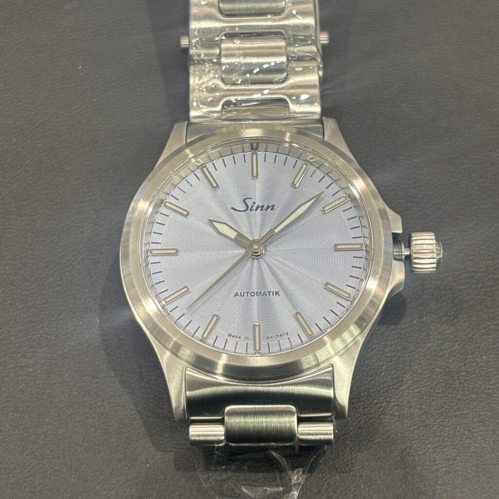 ジン556 Ice Blueのギョーシェ装飾が施された文字盤の詳細