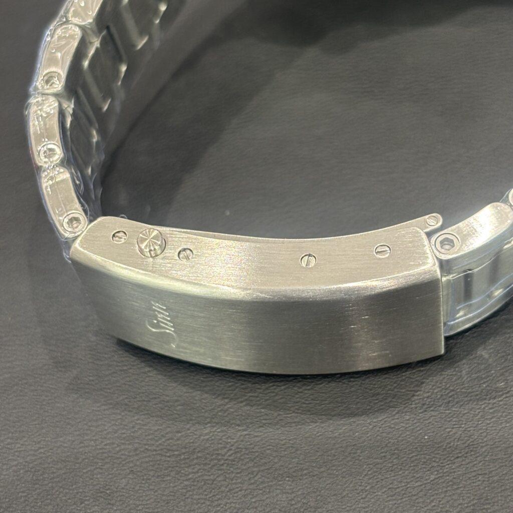 ジン556 Ice Blueの調整可能なバックルクローズアップ