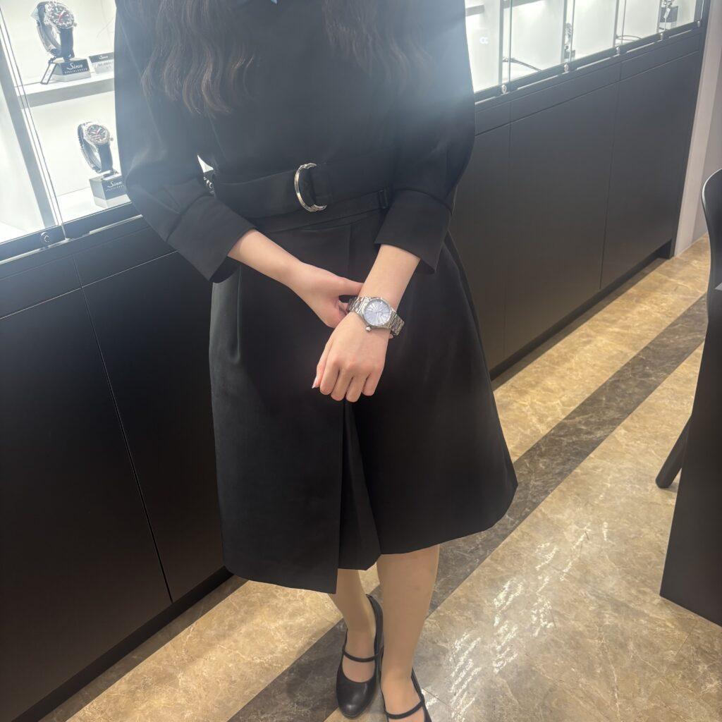 ジン556 Ice Blue女性着用イメージ