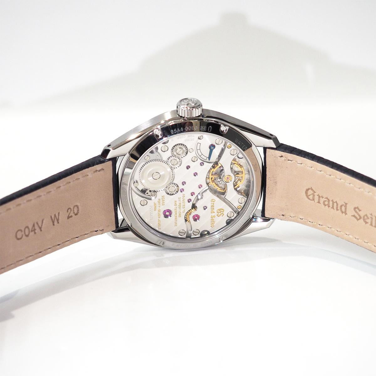 シースルーバックから見えるムーブメント