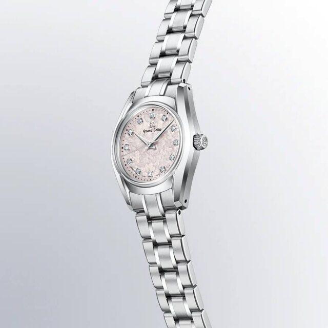 STGF387を着用した女性のライフスタイルイメージ