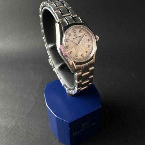 グランドセイコー STGF387 花筏の淡いピンク文字盤クローズアップ