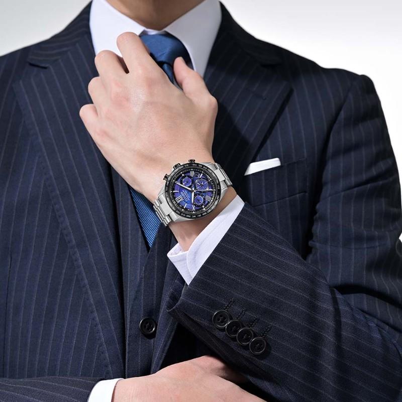 アテッサはダサい？スーツ姿