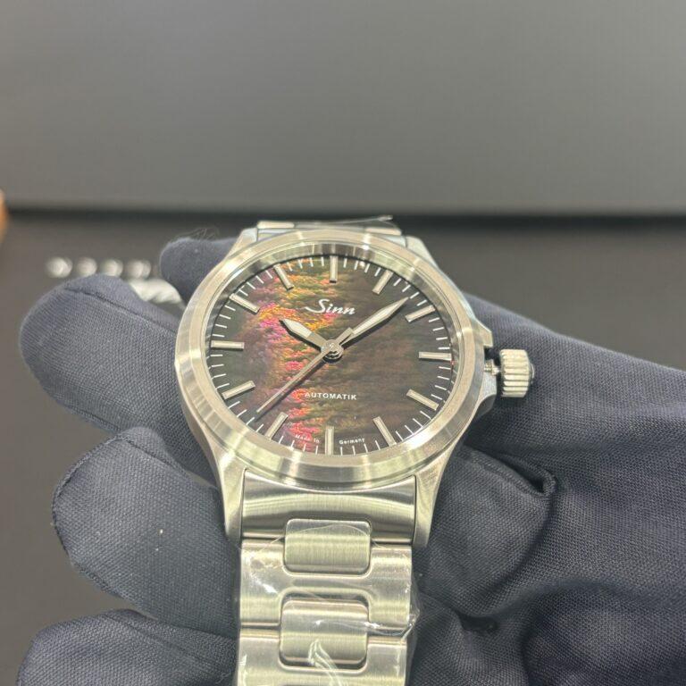 夏の光をまとう腕時計。Sinn 556 Perlmutt S.M
