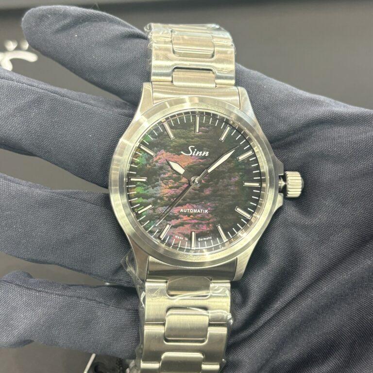 夏の光をまとう腕時計。Sinn 556 Perlmutt S.M