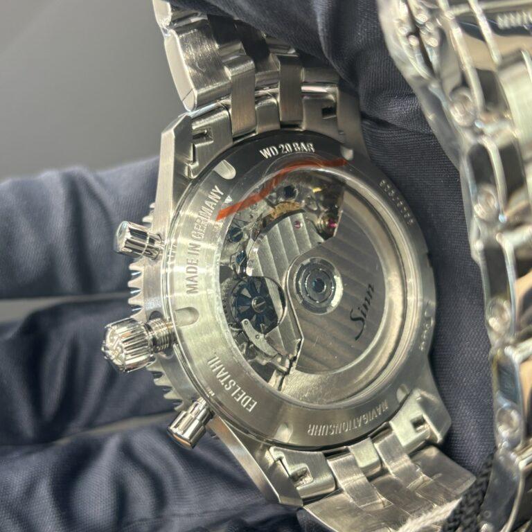 パイロット気分を手元に。空を閉じ込めたクロノグラフ