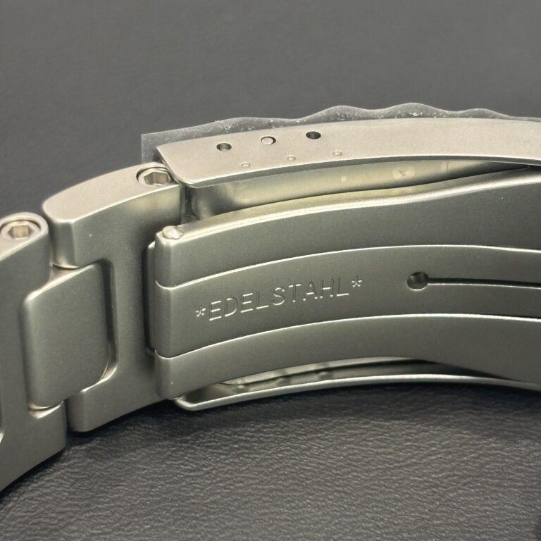 Sinn 105.ST.SA M：現代のニーズに応える、進化形ミリタリーウォッチの決定版