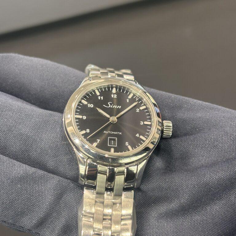 Sinn 456.ST M：小さなケースに宿る自動巻きの魂。「見かけによらない」本質を纏う女性へ