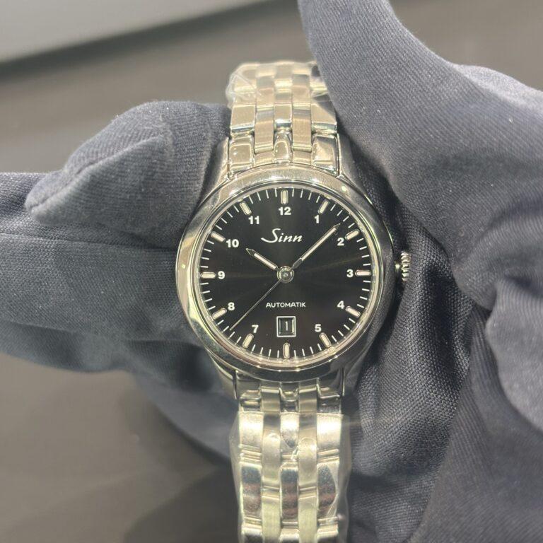 Sinn 456.ST M：小さなケースに宿る自動巻きの魂。「見かけによらない」本質を纏う女性へ