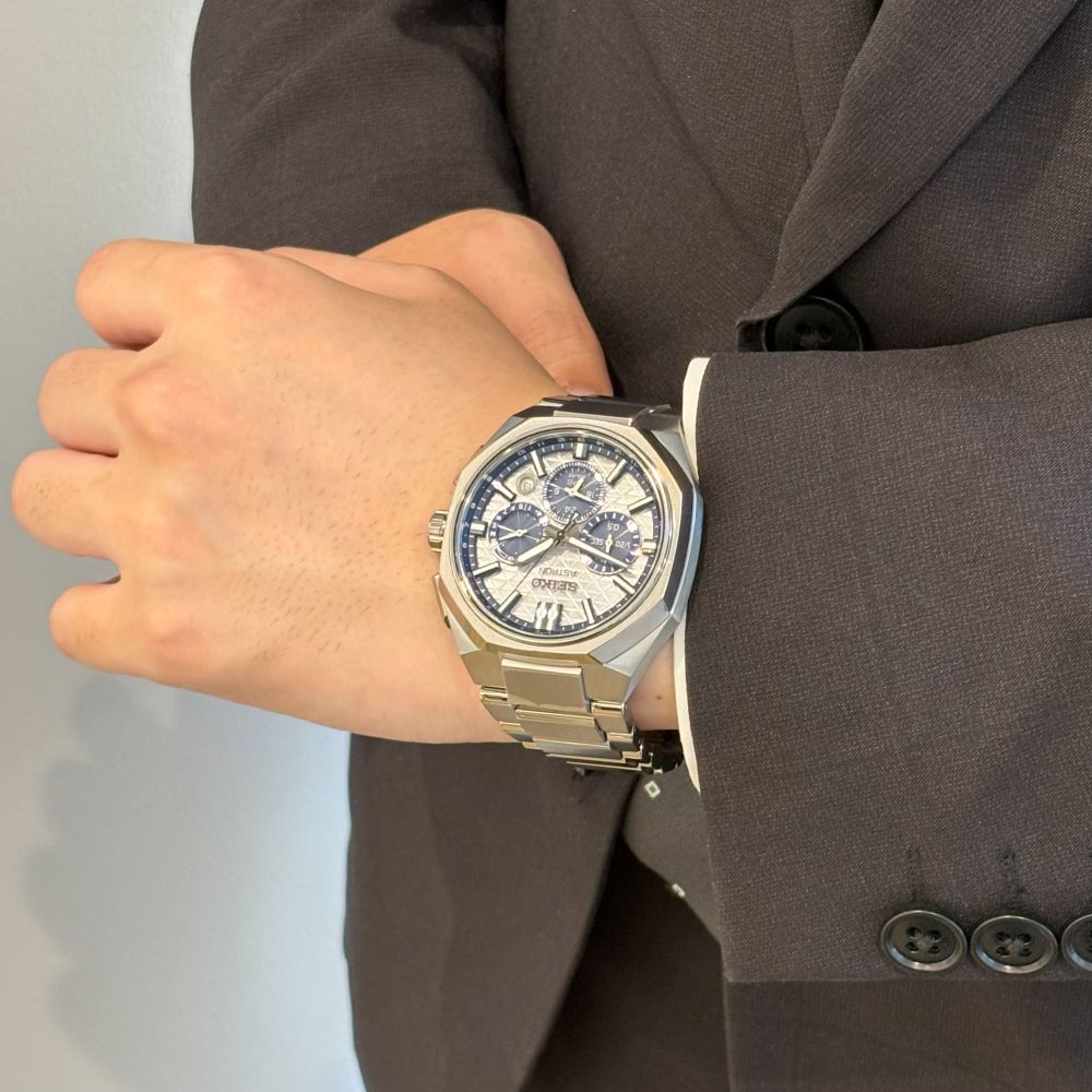 HAB004J スーツの袖口に収まる装着イメージ